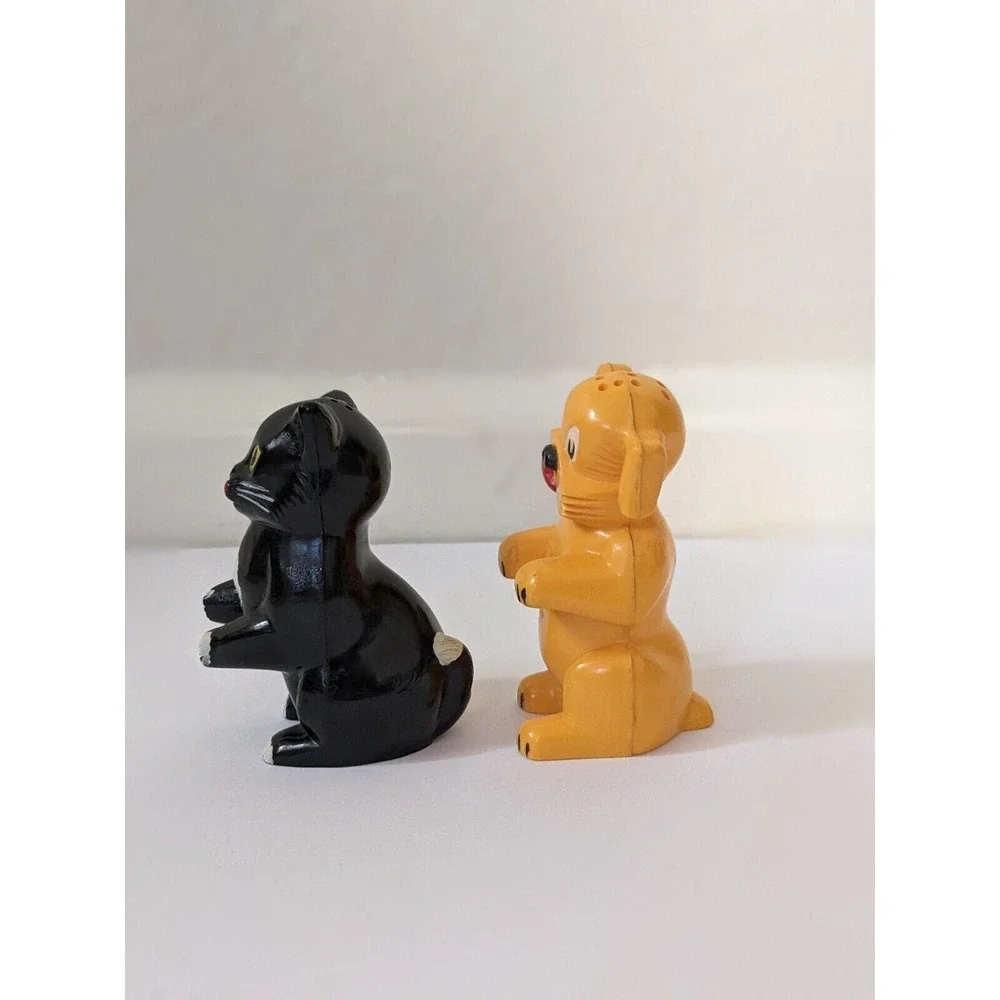 Cute Vintage‎ Cat & Dog Plastic Salt & Pepper Shakers by F & F Mold Dayton Ohio